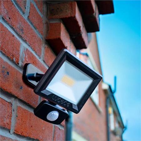 Luceco Essence Multi Position Floodlight 20W 2100lm 4000K IP65 PIR Dask or Dawn   Black